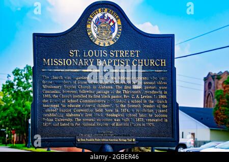 Eine historische Markierung steht vor der St. Louis Street Missionary Baptist Church, 1. August 2021, in Mobile, Alabama. Die Kirche wurde 1872 erbaut. Stockfoto