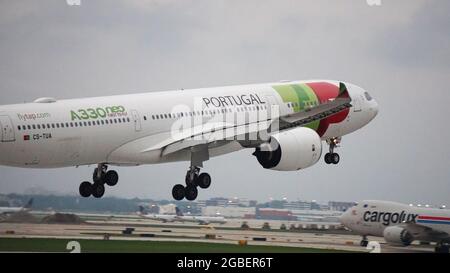 CHICAGO, USA - 18. Jul 2021: Ein TAP Air Portugal Airbus A330 bereitet sich auf die Landung am Chicago O'Hare International Airport vor Stockfoto