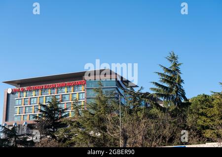 Kadikoy, Istanbul, Türkei - 02.18.2021: Das Stadtkrankenhaus Suleyman Yalcin in Goztepe und sein Garten mit vielen Bäumen unter blauem Himmel Weitwinkel mit Blick auf die Stadt Stockfoto