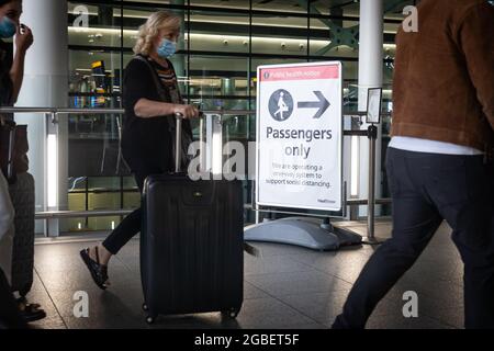 LONDON, GROSSBRITANNIEN. August 2021. Passagiere kommen am Sonntag, 3. August 2021 in London, Großbritannien, am Heathrow Airport Terminal 2 an. Seit gestern können vollständig geimpfte Reisende aus den Vereinigten Staaten und einem großen Teil Europas nach Großbritannien einreisen, ohne sich selbst isolieren zu müssen. (Kredit: Tejas Sandhu | MI Nachrichten) Kredit: MI Nachrichten & Sport /Alamy Live Nachrichten Stockfoto