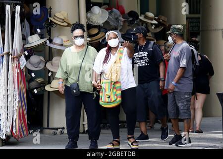 New Orleans, USA. August 2021. Menschen mit Gesichtsmasken besuchen am 3. August 2021 einen Markt in New Orleans, Louisiana, USA. Der US-Gouverneur von Louisiana, John Bel Edwards, hat am Montag das landesweite Mandat für die Innenmaske wieder aufgenommen, da COVID-19-Fälle und Krankenhausaufenthalte weiter anstiegen. Nach dem Mandat, das vom 4. August bis mindestens 1. September in Kraft treten wird, müssen alle Menschen ab fünf Jahren an Innenräumen eine Gesichtsmaske tragen. Quelle: Lan Wei/Xinhua/Alamy Live News Stockfoto