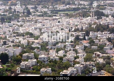 Mugla, Türkei - 1. August 2021. Weiß gefärbte Häuser in Bodrum Mugla Türkei. Stockfoto