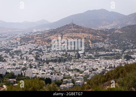 Mugla, Türkei - 1. August 2021. Weiß gefärbte Häuser in Bodrum Mugla Türkei. Stockfoto