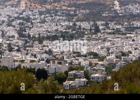 Mugla, Türkei - 1. August 2021. Weiß gefärbte Häuser in Bodrum Mugla Türkei. Stockfoto