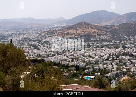 Mugla, Türkei - 1. August 2021. Weiß gefärbte Häuser in Bodrum Mugla Türkei. Stockfoto