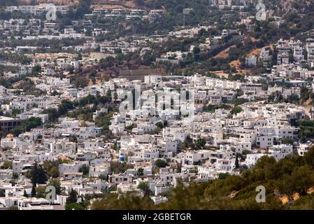 Mugla, Türkei - 1. August 2021. Weiß gefärbte Häuser in Bodrum Mugla Türkei. Stockfoto