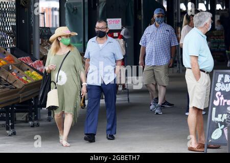 New Orleans, USA. August 2021. Menschen mit Gesichtsmasken besuchen am 3. August 2021 einen Markt in New Orleans, Louisiana, USA. Der US-Gouverneur von Louisiana, John Bel Edwards, hat am Montag das landesweite Mandat für die Innenmaske wieder aufgenommen, da COVID-19-Fälle und Krankenhausaufenthalte weiter anstiegen. Nach dem Mandat, das vom 4. August bis mindestens 1. September in Kraft treten wird, müssen alle Menschen ab fünf Jahren an Innenräumen eine Gesichtsmaske tragen. Quelle: Lan Wei/Xinhua/Alamy Live News Stockfoto