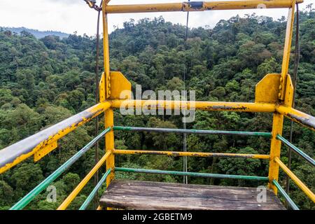 Korb der Seilbahn, die ein tiefes Tal durchquert, bis zu 152 m über dem Boden in der Nähe von Mindo, Ecuador. Stockfoto