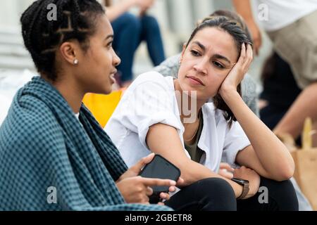 Washington, Usa. August 2021. Die US-Vertreterin Alexandria Ocasio-Cortez (D-NY) spricht mit einem anderen Demonstranten, der sich für eine Verlängerung des Räumungsmoratoriums auf den Stufen des US-Kapitols einsetzt. Kredit: SOPA Images Limited/Alamy Live Nachrichten Stockfoto