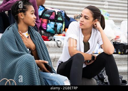 Washington, Usa. August 2021. Die US-Vertreterin Alexandria Ocasio-Cortez (D-NY) spricht mit einem anderen Demonstranten, der sich für eine Verlängerung des Räumungsmoratoriums auf den Stufen des US-Kapitols einsetzt. Kredit: SOPA Images Limited/Alamy Live Nachrichten Stockfoto