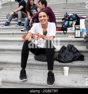 Washington, Usa. August 2021. Die US-amerikanische Vertreterin Alexandria Ocasio-Cortez (D-NY) hat während einer Demonstration auf den Stufen des US-Kapitols gesehen, wie sie für eine Verlängerung des Räumungsmoratoriums plädiert hat. Kredit: SOPA Images Limited/Alamy Live Nachrichten Stockfoto