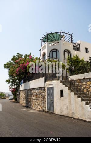 Mugla, Türkei - 1. August 2021. Weiß gefärbtes Haus in Bodrum Mugla Türkei. Stockfoto