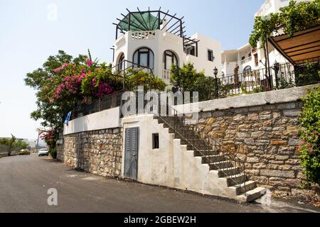 Mugla, Türkei - 1. August 2021. Weiß gefärbtes Haus in Bodrum Mugla Türkei. Stockfoto