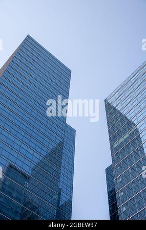 Edmonton, Alberta - 30. Juli 2021: Erhöhter Blick auf die Bürogebäude in der Innenstadt von Edmonton. Stockfoto