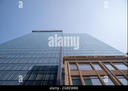 Edmonton, Alberta - 30. Juli 2021: Erhöhter Blick auf die Bürogebäude in der Innenstadt von Edmonton. Stockfoto