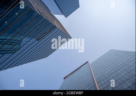 Edmonton, Alberta - 30. Juli 2021: Erhöhter Blick auf die Bürogebäude in der Innenstadt von Edmonton. Stockfoto