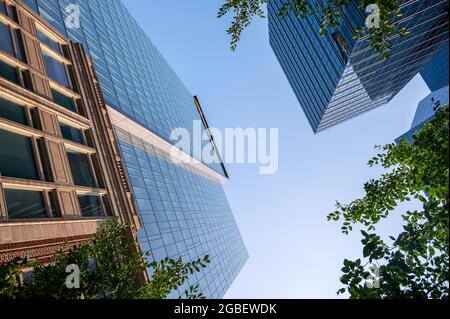 Edmonton, Alberta - 30. Juli 2021: Erhöhter Blick auf die Bürogebäude in der Innenstadt von Edmonton. Stockfoto