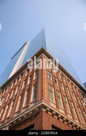 Edmonton, Alberta - 30. Juli 2021: Erhöhter Blick auf die Bürogebäude in der Innenstadt von Edmonton. Stockfoto