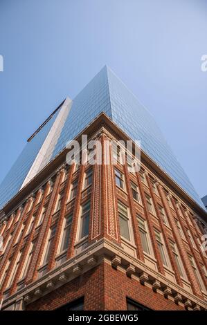 Edmonton, Alberta - 30. Juli 2021: Erhöhter Blick auf die Bürogebäude in der Innenstadt von Edmonton. Stockfoto