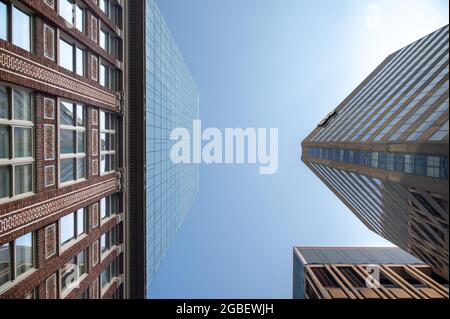 Edmonton, Alberta - 30. Juli 2021: Erhöhter Blick auf die Bürogebäude in der Innenstadt von Edmonton. Stockfoto