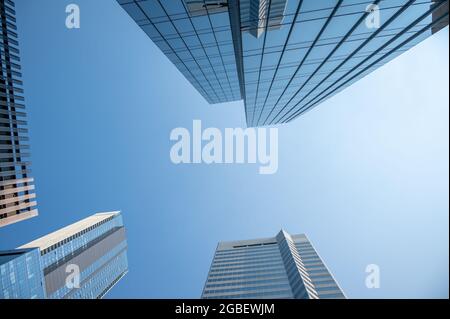 Edmonton, Alberta - 30. Juli 2021: Erhöhter Blick auf die Bürogebäude in der Innenstadt von Edmonton. Stockfoto