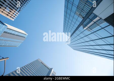 Edmonton, Alberta - 30. Juli 2021: Erhöhter Blick auf die Bürogebäude in der Innenstadt von Edmonton. Stockfoto