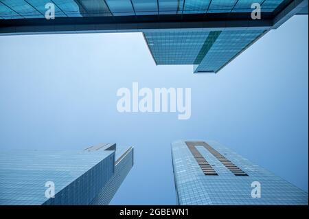 Edmonton, Alberta - 30. Juli 2021: Erhöhter Blick auf die Bürogebäude in der Innenstadt von Edmonton. Stockfoto