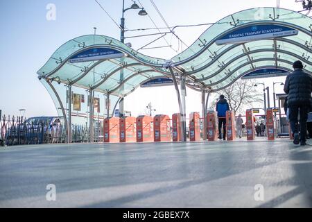 Kabatas, Istanbul, Türkei - 02.26.2021: Ticketbarrieren der Kabatas Straßenbahnhaltestelle und Passagiere gehen mit Kopierraum hinein Stockfoto