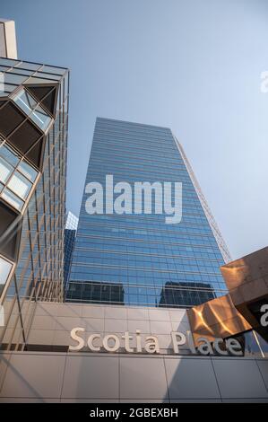 Edmonton, Alberta - 30. Juli 2021: Blick auf den Scotia Place in der Innenstadt von Edmonton . Stockfoto