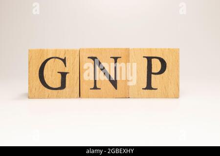 Der Name GNP wurde aus Holzbuchstabenwürfeln erstellt. Wirtschaft und Finanzen. Nahaufnahme. Stockfoto