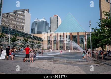 Edmonton, Alberta - 30. Juli 2021: Menschen, die in den Brunnen vor dem Rathaus von Edmonton spielen. Stockfoto