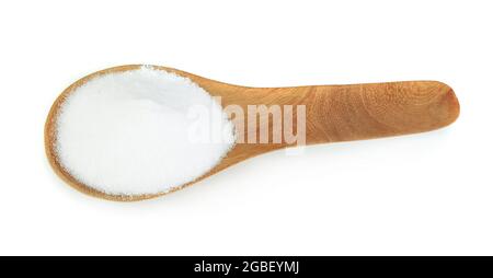 Draufsicht auf Natriumhydrogencarbonat in Holzlöffel isoliert auf weißem Hintergrund Stockfoto