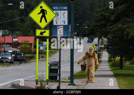 Eine Person in einem Sasquatch- oder Bigfoot-Kostüm auf dem Bürgersteig in Speculator, NY, USA Stockfoto