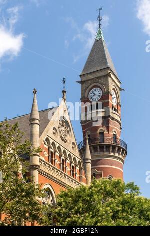 New York, NY - USA - 30. Juli 2011: Vertikale Ansicht der hoch viktorianischen Gotik entwarf Jefferson Market Branch der New York Public Library, einst k Stockfoto