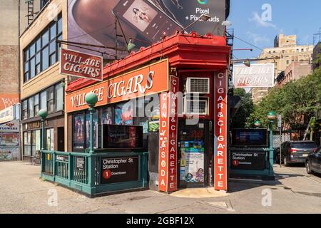 New York, NY - USA - 30. Juli 2011: Village Zigarren, ein ikonisches Symbol von Greenwich Village. Ein Tabakladen auf einem winzigen dreieckigen Raum in Stockfoto