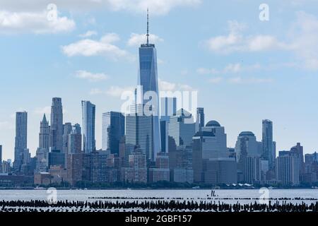 New York, NY - USA - 30. Juli 2021: Eine horizontale Ansicht des Finanzdistrikts von Lower Manhattan mit dem ikonischen World Trade Center und dem Hudson Stockfoto