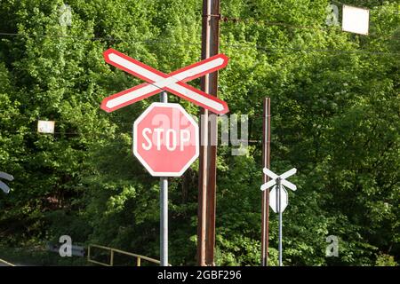 Bild eines Verkehrszeichens, das auf eine Eisenbahnlinie und einen Bahnübergang hinweist. Dieses Signal, auch St Andrews Cross oder Crossbuck genannt, ist typi Stockfoto