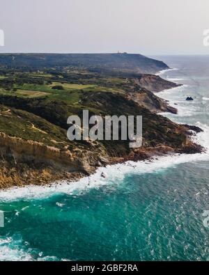 Luftaufnahme der wilden Küste mit Wellen des Atlantischen Ozeans in der Nähe von Praia da Foz, Setubal, Portugal Stockfoto