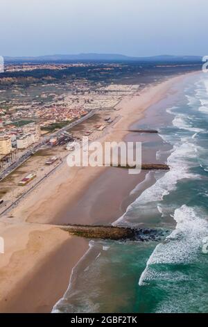 Luftaufnahme der Costa da Caparica Landschaft bei Sonnenuntergang in Setubal, Portugal Stockfoto