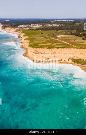 Luftaufnahme der wilden Küste mit Wellen des Atlantischen Ozeans in der Nähe von Praia da Foz, Setubal, Portugal Stockfoto