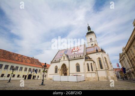 Bild der ikonischen Markuskirche im Stadtzentrum von Zagreb, Kroatien. Die Pfarrkirche ist die Kirche des heiligen Markus, oder Crkva svetog Marka Stockfoto