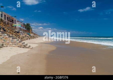 MONTANITA, ECUADOR - 30. JUNI 2015: Strandpromenade und Strand in Montanita, Ecuador Stockfoto