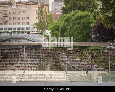 Bild von Liebesschlössern, die an das Geländer einer Brücke in Ljubljana, Slowenien, im Stadtzentrum, auf der Metzgerbrücke gebunden sind. Ein Liebesschloss oder ein Liebesvorhängeschloss i Stockfoto