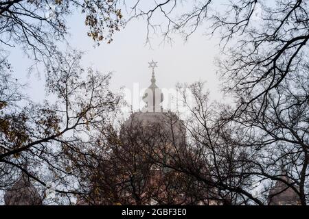 Bild der Subotica Synagoge, auch bekannt als Jakab und Komor Synagoge, am Anfang des Nachmittags, in Subotica. Das Jakab und Komor Square SYN Stockfoto