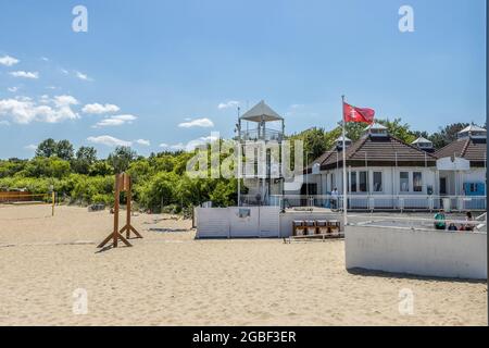 DANZIG, POLEN - 14. Jun 2021: Ein weißer Sandstrand in Danzig, Polen Stockfoto