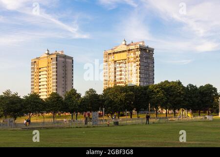 Coatbridge, Schottland: Sehen Sie sich Hochaufstiegsgeräte in Coatbridge an, die derzeit renoviert werden und an Wärmedämmarbeiten arbeiten. Blick von einer Straße über Parkour P Stockfoto