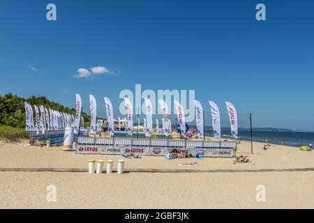 DANZIG, POLEN - 14. Jun 2021: Ein weißer Sandstrand in Danzig, Polen Stockfoto