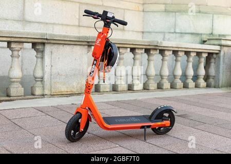 Ottawa, Kanada - 2. August 2021: Elektroroller mit Helm zur Miete auf der Straße. E-Scooter auf dem Bürgersteig in der Innenstadt geparkt Stockfoto