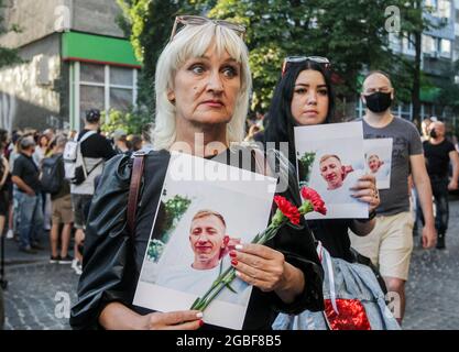 Kiew, Ukraine. August 2021. Während eines Protestes vor der weißrussischen Botschaft in Kiew halten Aktivisten Porträts des belarussischen Oppositionellen und Leiters des weißrussischen Repräsentantenhauses in der Ukraine, Vitaly Schischow. Der belarussische Aktivist Vitaly Schischow wurde tot aufgefunden, erhängt in einem Hauptpark unweit seines Hauses, angeblich von der nationalen Polizei der Ukraine. Kredit: SOPA Images Limited/Alamy Live Nachrichten Stockfoto