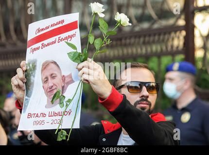 Kiew, Ukraine. August 2021. Ein Aktivist hält ein Porträt des belarussischen Oppositionellen und Leiters des belarussischen Hauses in der Ukraine Vitaly Schischow während eines Protestes vor der weißrussischen Botschaft in Kiew. Der belarussische Aktivist Vitaly Schischow wurde tot aufgefunden, erhängt in einem Hauptpark unweit seines Hauses, angeblich von der nationalen Polizei der Ukraine. Kredit: SOPA Images Limited/Alamy Live Nachrichten Stockfoto